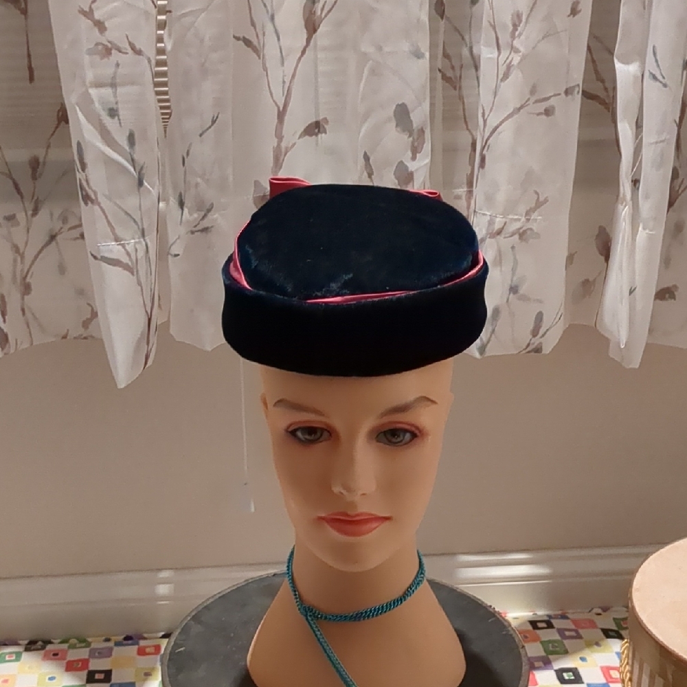 Chic Velvet Women's Hat in Black and Pink